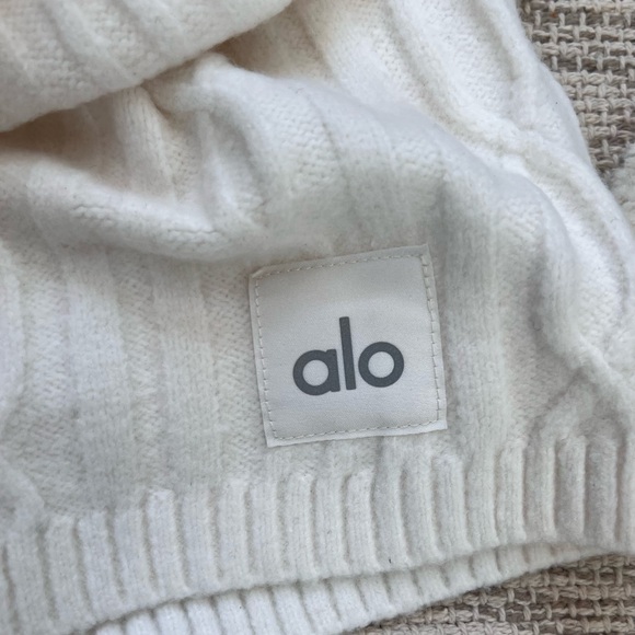 Set! ALO Yoga Cable Knit Shorts XS & Seacoast Crop Top S Ivory Lounge set - Picture 3 of 9